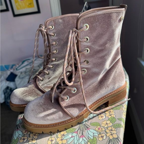 Stuart Weitzman Pink/Mauve Velvet and Leather Combat boot size 8 - Picture 9 of 16